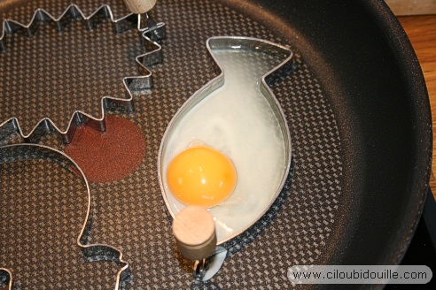Des œufs au plat rigolos grâce à des moules astucieux