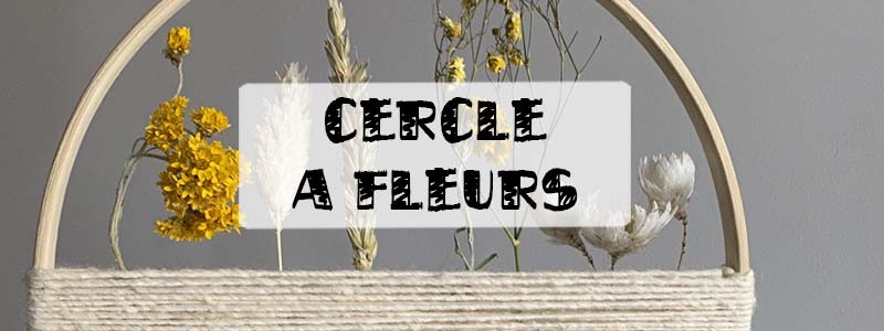 Réalisation d'une composition avec fleurs séchées dans un cercle