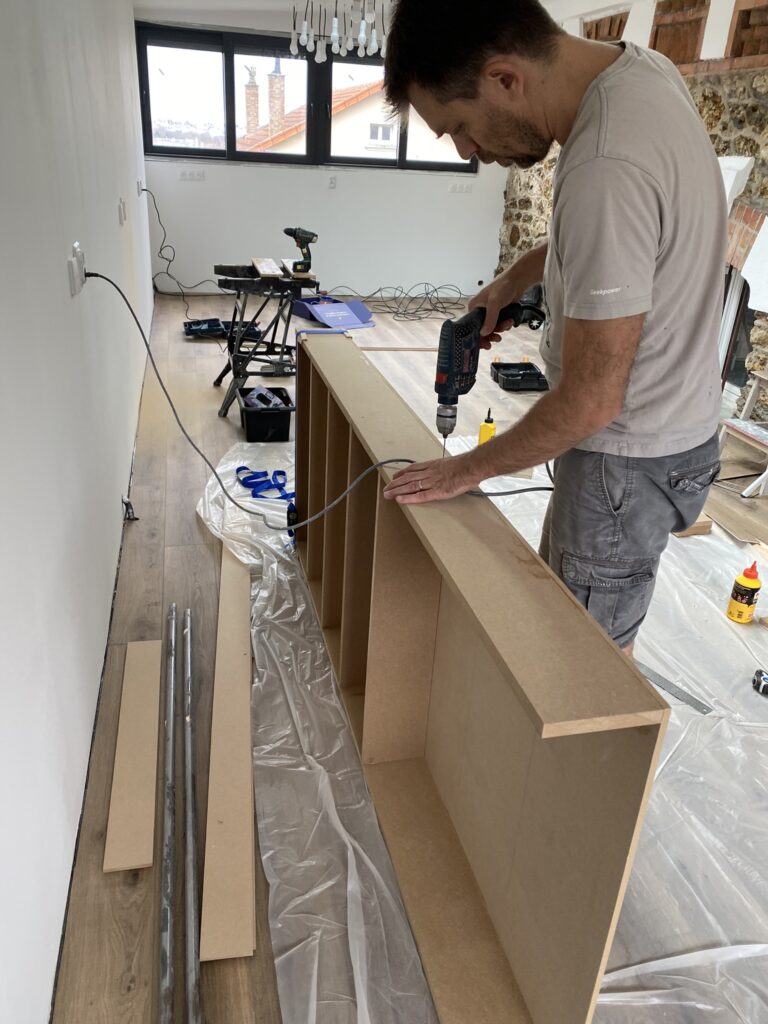 Tuto : Fabriquez une jolie étagère d'angle en bois pour seulement